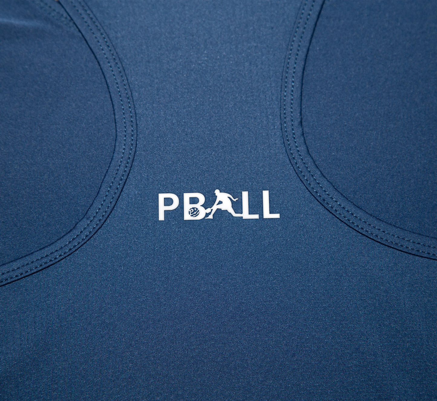 Blue athletic tank top with a white logo on a blue background Bleu