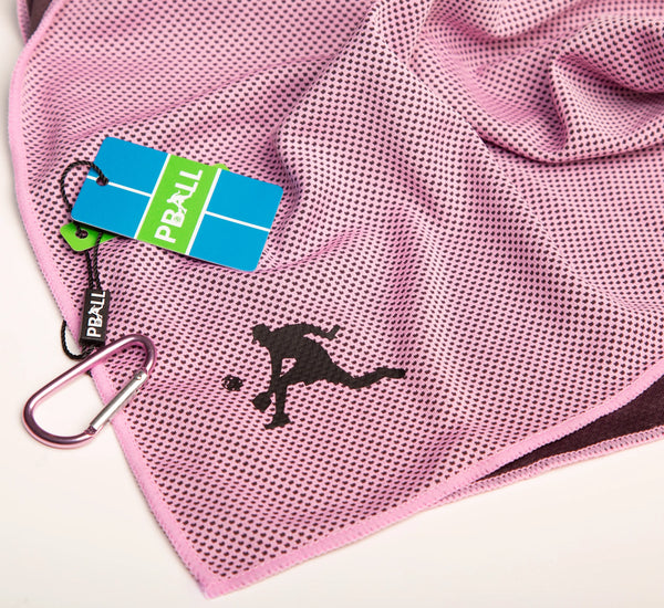 Serviette rafraîchissante Rose avec le logo Pball noir et un mousqueton, ainsi qu'une étiquette de marque. Pink