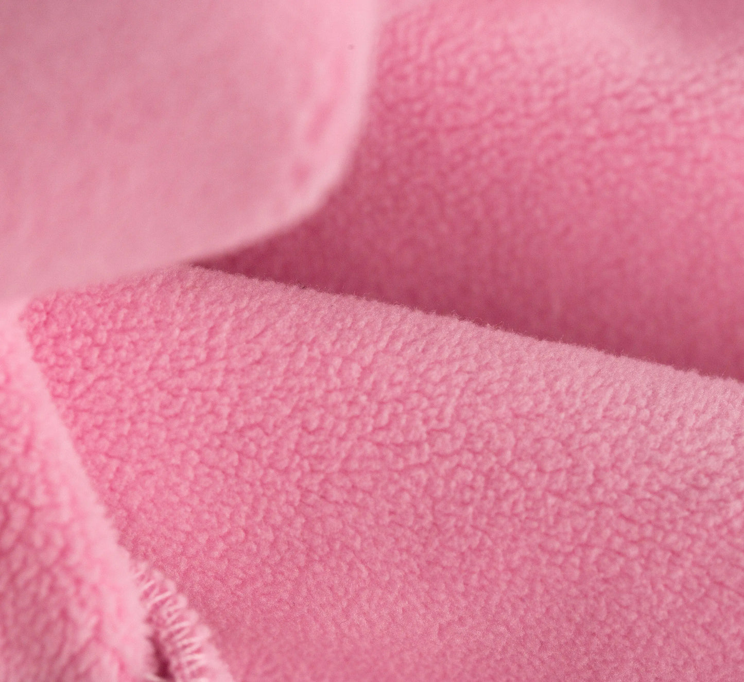 Gros plan sur un sweat à capuche Rose texturé. Pink