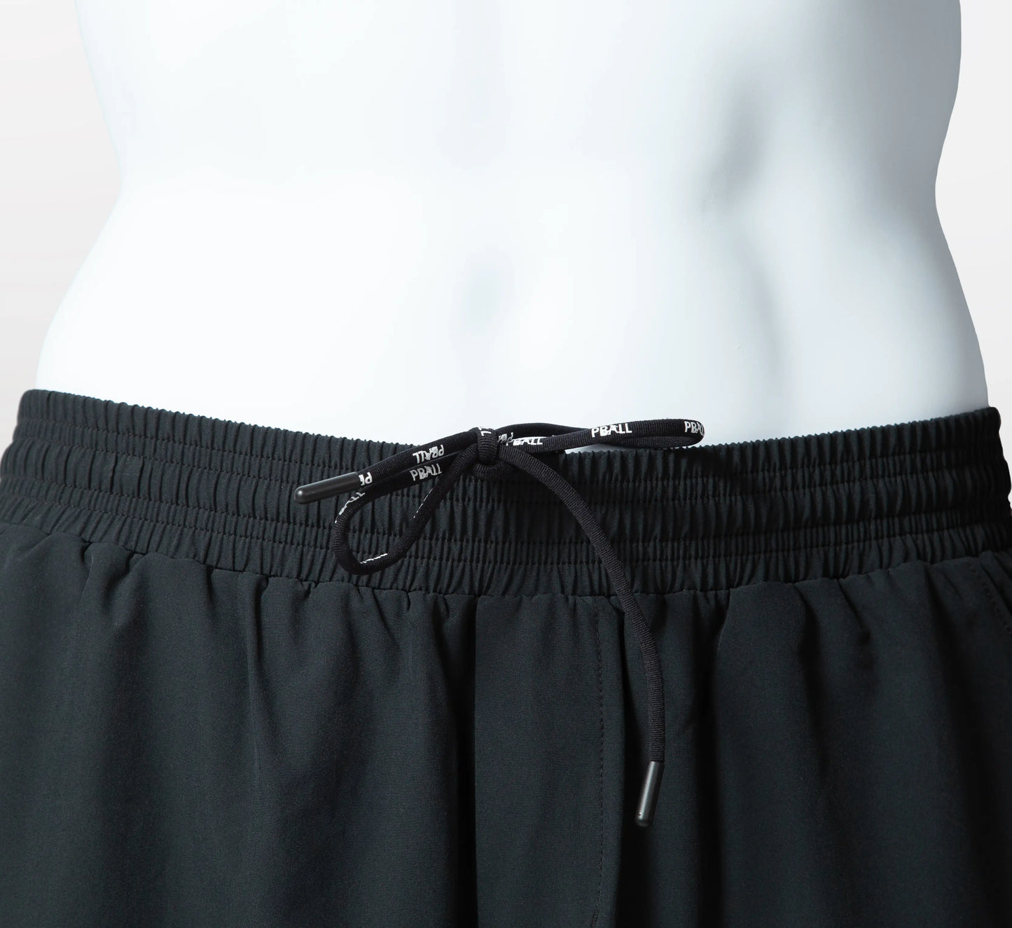 Short de sport Noir avec cordon de serrage sur fond blanc. Black