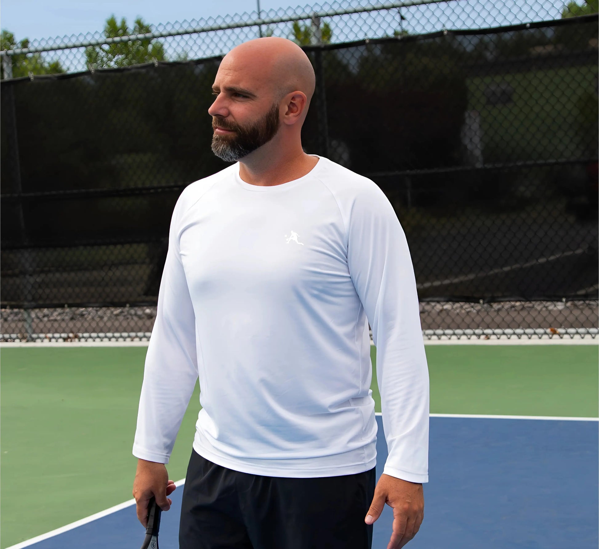 Man in a White long-sleeve shirt on a pickleball court Blanc