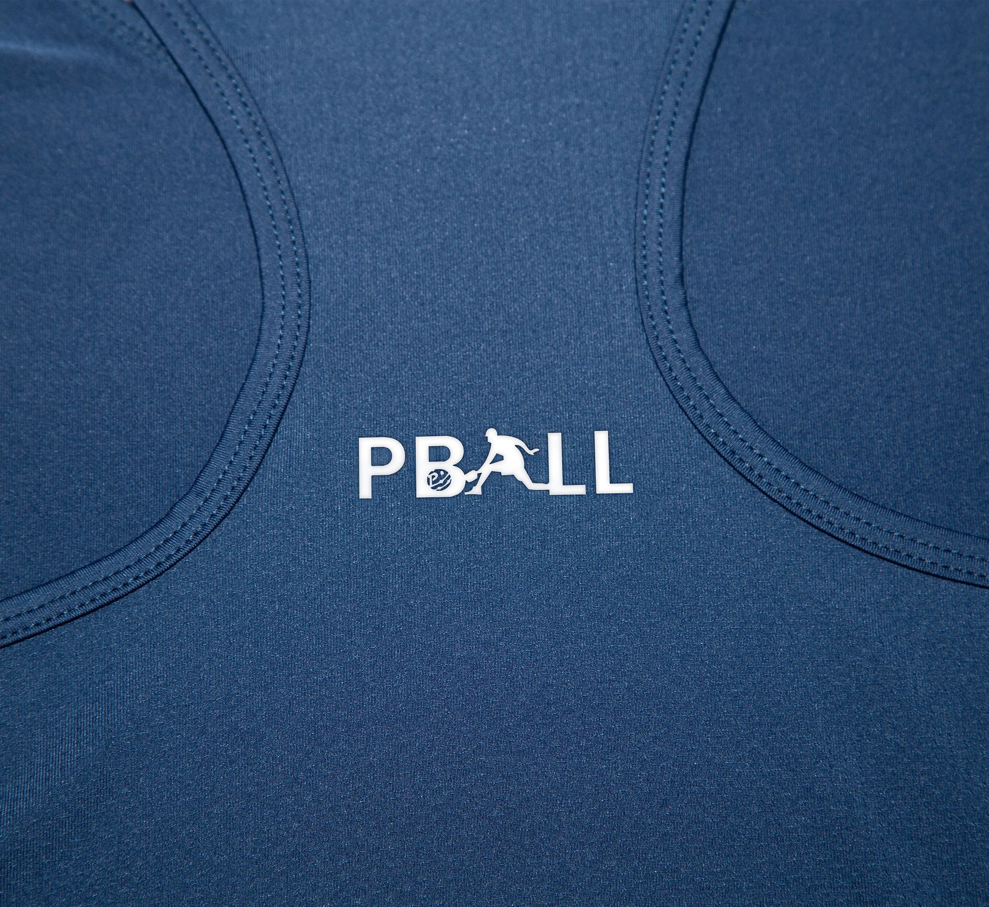 Blue athletic tank top with a white logo on a blue background Bleu