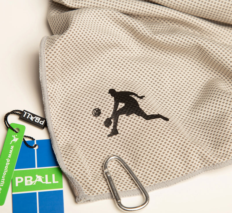 Serviette de sport rafraîchissante Gris avec la silhouette d'une personne jouant au pickleball, un mousqueton et des articles de la marque PBall. Grey