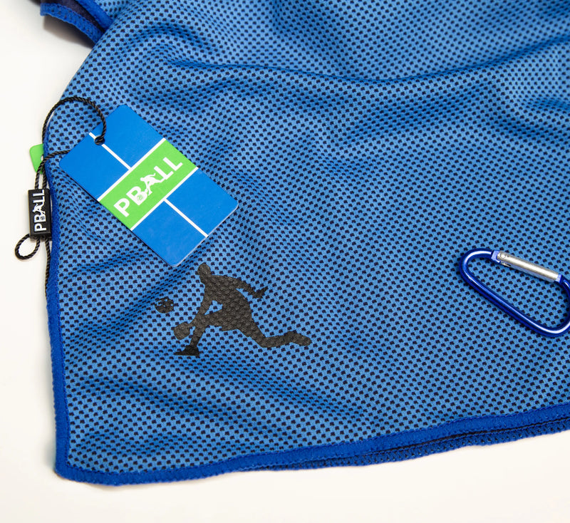 Serviette rafraîchissante Bleu avec un mousqueton et une étiquette PALL sur fond blanc. Blue