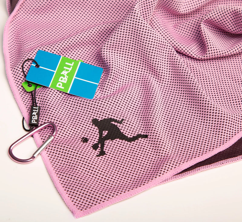 Serviette rafraîchissante Rose avec le logo Pball noir et un mousqueton, ainsi qu'une étiquette de marque. Pink
