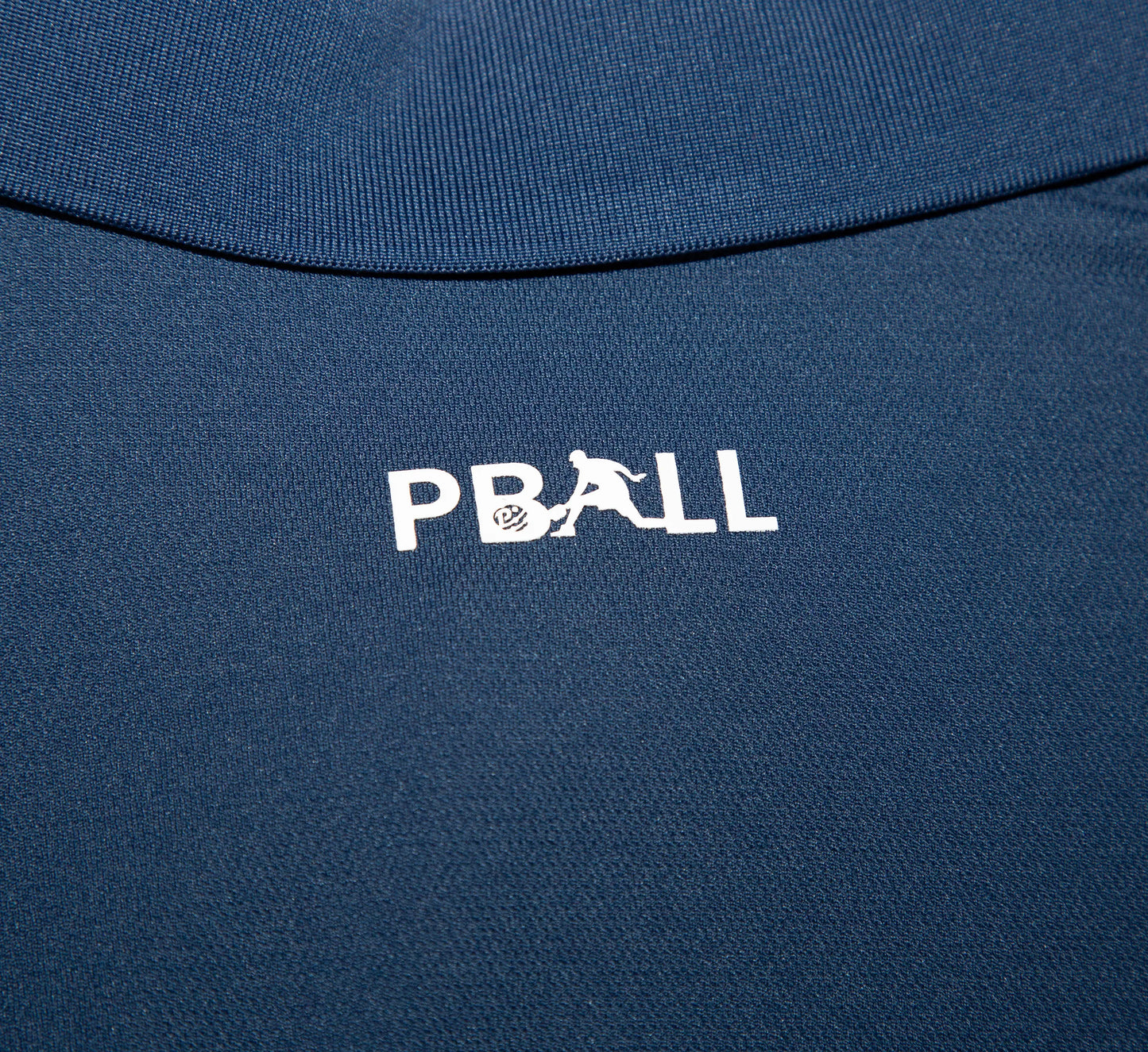 Blue polo shirt with a white logo on a dark background Bleu