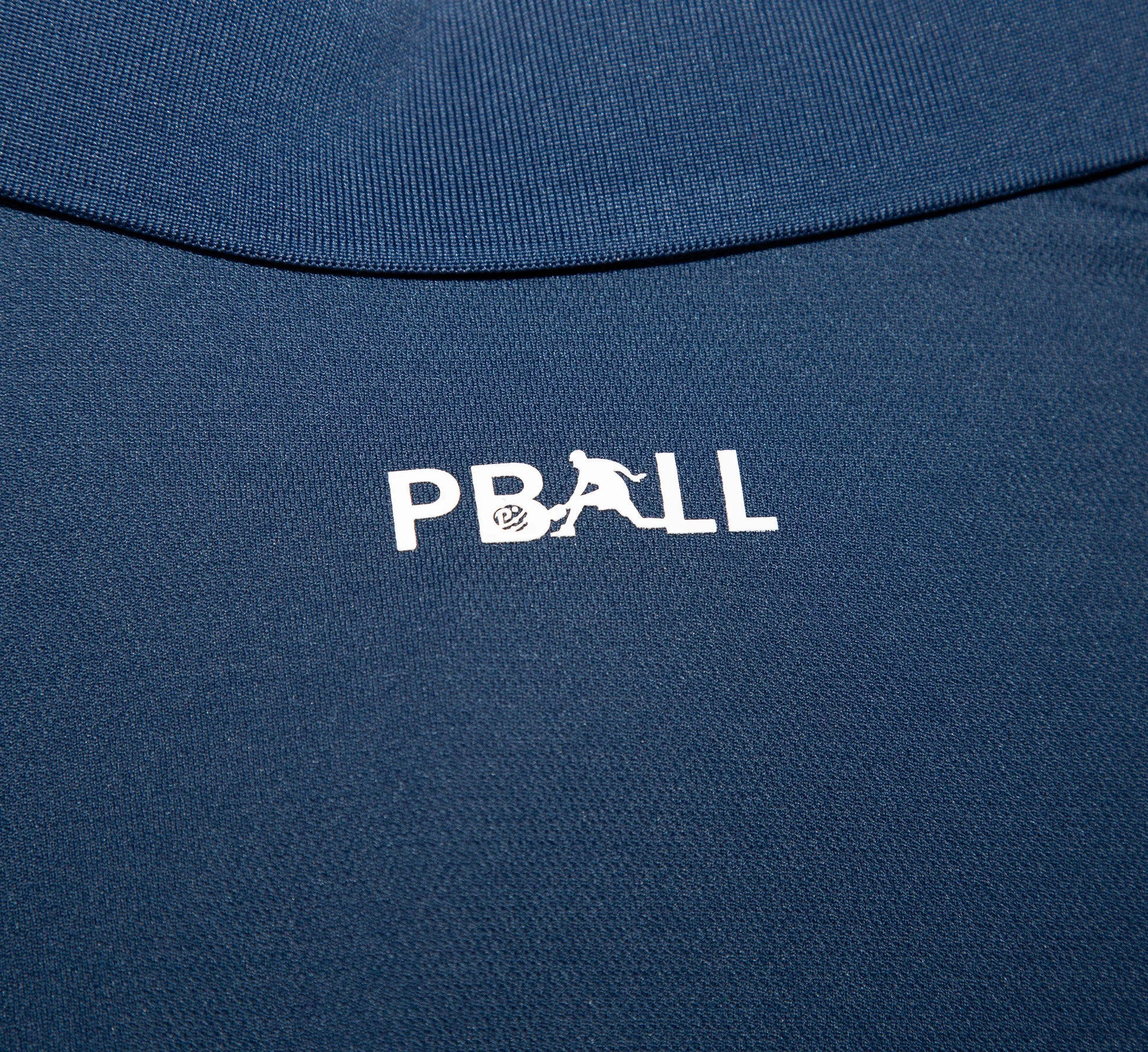 Blue polo shirt with a white logo on a dark background Bleu