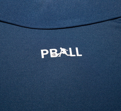 Blue polo shirt with a white logo on a dark background Bleu