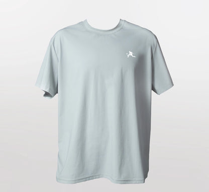 Light Grey t-shirt with a small white logo on a light gray background Gris